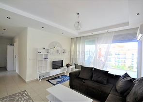 شقة مؤثثة  من تصميم غرفتي نوم وصالة ضمن مجمع سكني في اوبا 