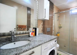 شقة مؤثثة  من تصميم غرفتي نوم وصالة ضمن مجمع سكني في اوبا 