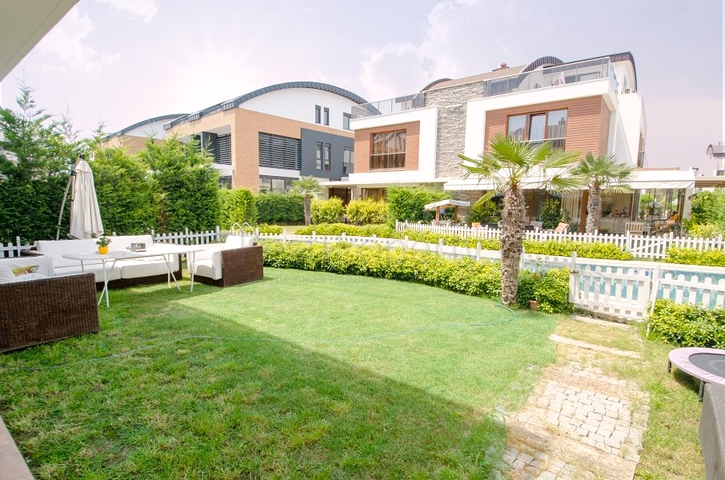 فيلا من طابقين 6 + 1 في منطقة كونيالتي في أنطاليا