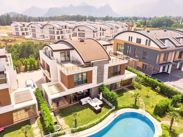 فيلا من طابقين 6 + 1 في منطقة كونيالتي في أنطاليا