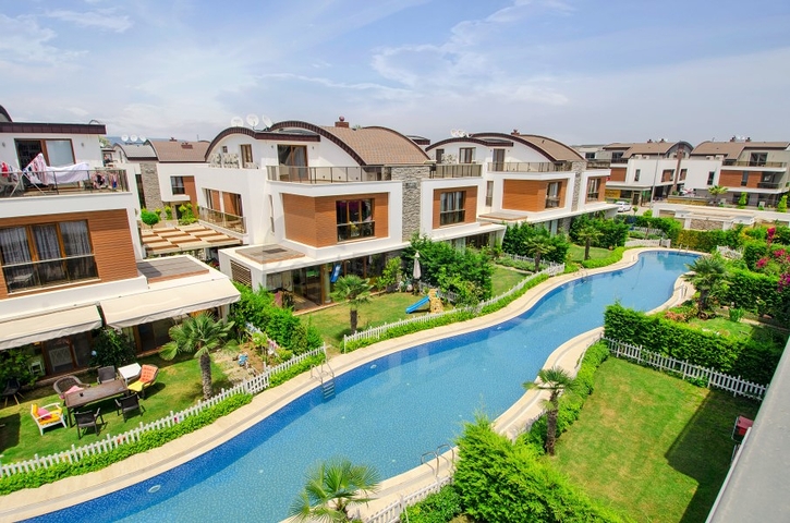 فيلا من طابقين 6 + 1 في منطقة كونيالتي في أنطاليا