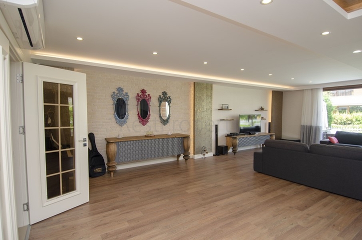 فيلا من طابقين 6 + 1 في منطقة كونيالتي في أنطاليا