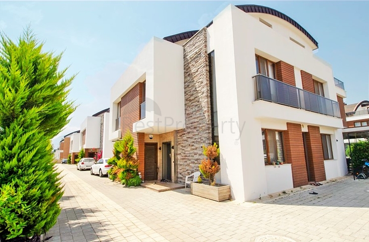 فيلا من طابقين 6 + 1 في منطقة كونيالتي في أنطاليا