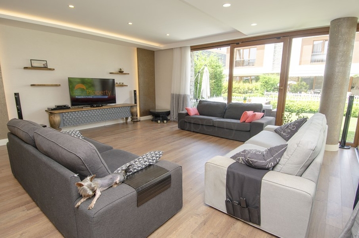 فيلا من طابقين 6 + 1 في منطقة كونيالتي في أنطاليا