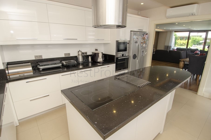 فيلا من طابقين 6 + 1 في منطقة كونيالتي في أنطاليا