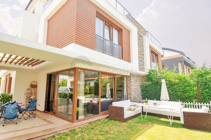 فيلا من طابقين 6 + 1 في منطقة كونيالتي في أنطاليا