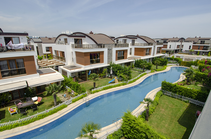 فيلا من طابقين 6 + 1 في منطقة كونيالتي في أنطاليا