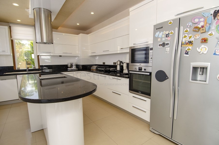 فيلا من طابقين 6 + 1 في منطقة كونيالتي في أنطاليا