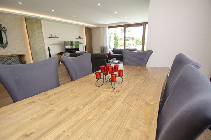 فيلا من طابقين 6 + 1 في منطقة كونيالتي في أنطاليا