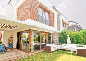 فيلا من طابقين 6 + 1 في منطقة كونيالتي في أنطاليا