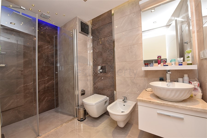 شقة ثلاث غرف وصالة مفروشة في مركز الانيا 