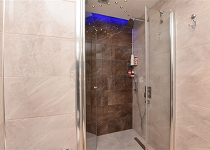 شقة ثلاث غرف وصالة مفروشة في مركز الانيا 