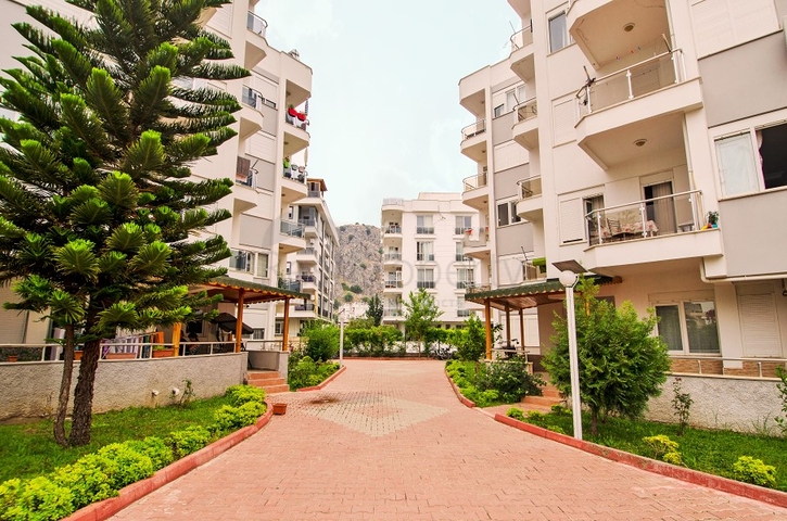 شقة بغرفتي نوم في مجمع سكني مع حوض سباحة في منطقة كونيالتي