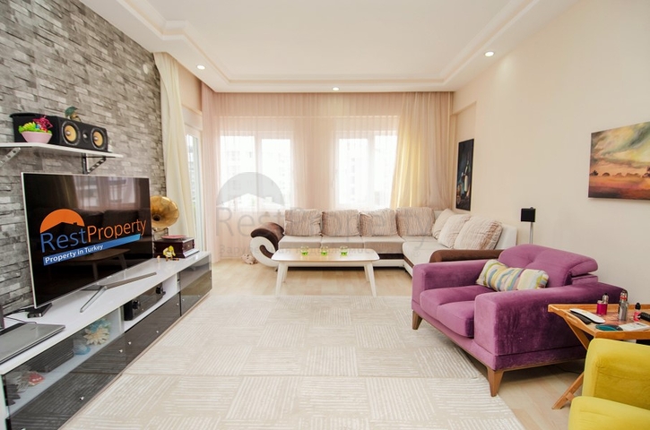 شقة بغرفتي نوم في مجمع سكني مع حوض سباحة في منطقة كونيالتي