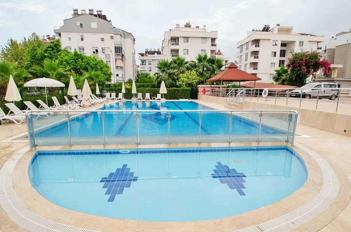 شقة بغرفتي نوم في مجمع سكني مع حوض سباحة في منطقة كونيالتي