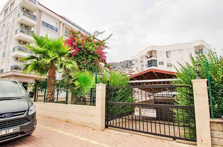 شقة بغرفتي نوم في مجمع سكني مع حوض سباحة في منطقة كونيالتي