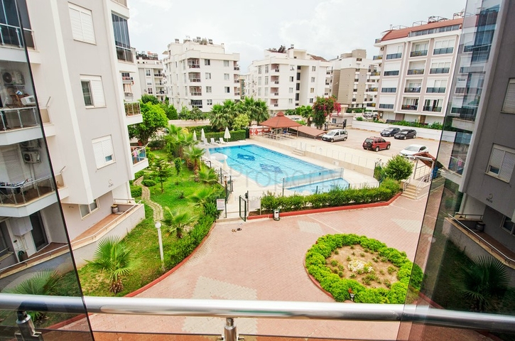 شقة بغرفتي نوم في مجمع سكني مع حوض سباحة في منطقة كونيالتي