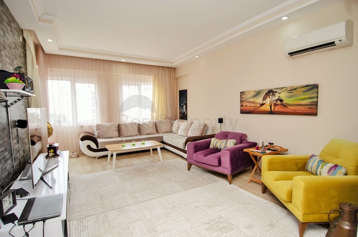 شقة بغرفتي نوم في مجمع سكني مع حوض سباحة في منطقة كونيالتي