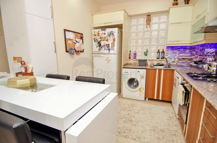 شقة بغرفتي نوم في مجمع سكني مع حوض سباحة في منطقة كونيالتي