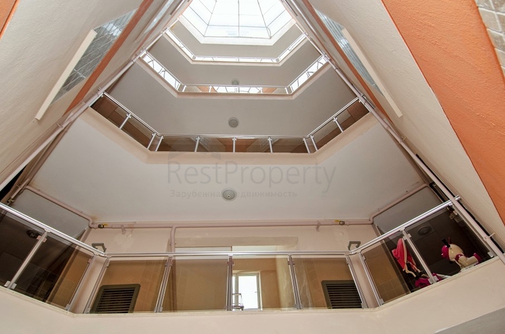 شقة بغرفتي نوم في مجمع سكني مع حوض سباحة في منطقة كونيالتي