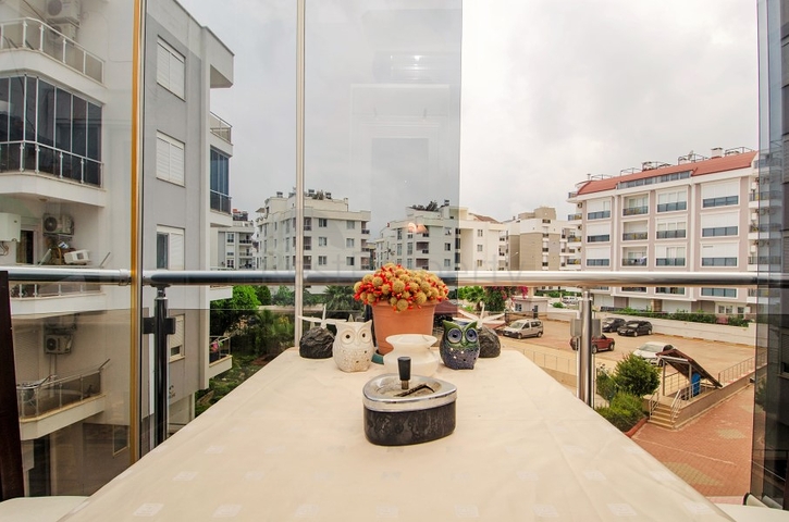 شقة بغرفتي نوم في مجمع سكني مع حوض سباحة في منطقة كونيالتي