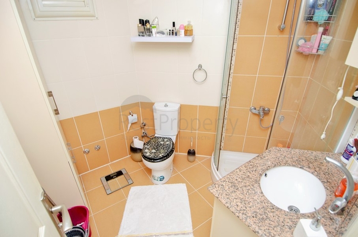 شقة بغرفتي نوم في مجمع سكني مع حوض سباحة في منطقة كونيالتي