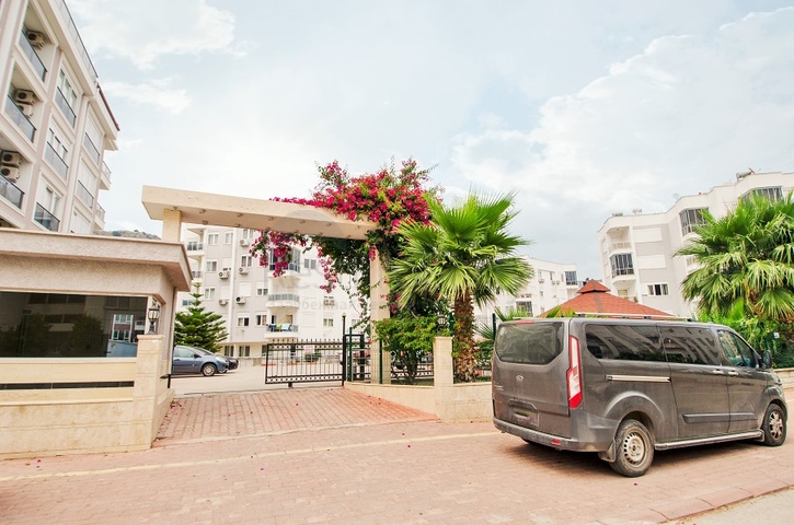 شقة بغرفتي نوم في مجمع سكني مع حوض سباحة في منطقة كونيالتي