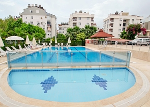 شقة بغرفتي نوم في مجمع سكني مع حوض سباحة في منطقة كونيالتي