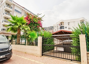 شقة بغرفتي نوم في مجمع سكني مع حوض سباحة في منطقة كونيالتي