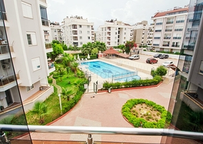 شقة بغرفتي نوم في مجمع سكني مع حوض سباحة في منطقة كونيالتي