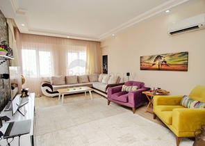 شقة بغرفتي نوم في مجمع سكني مع حوض سباحة في منطقة كونيالتي