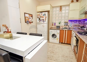 شقة بغرفتي نوم في مجمع سكني مع حوض سباحة في منطقة كونيالتي