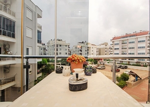 شقة بغرفتي نوم في مجمع سكني مع حوض سباحة في منطقة كونيالتي