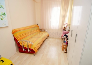 شقة بغرفتي نوم في مجمع سكني مع حوض سباحة في منطقة كونيالتي