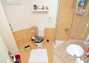 شقة بغرفتي نوم في مجمع سكني مع حوض سباحة في منطقة كونيالتي