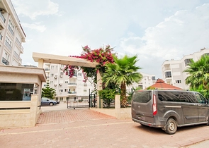 شقة بغرفتي نوم في مجمع سكني مع حوض سباحة في منطقة كونيالتي