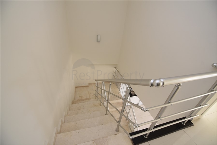 دوبلكس باطلالة بحرية ضمن مجمع حديث في منطقة كاستل الهادئة 