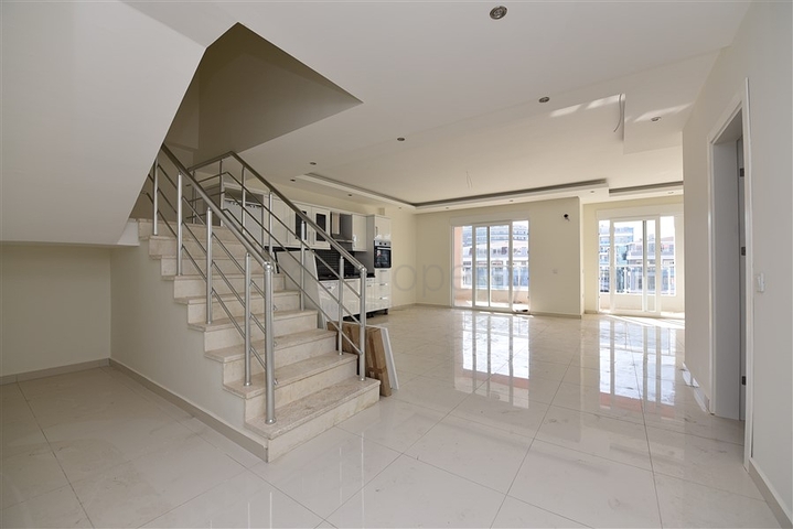 دوبلكس باطلالة بحرية ضمن مجمع حديث في منطقة كاستل الهادئة 