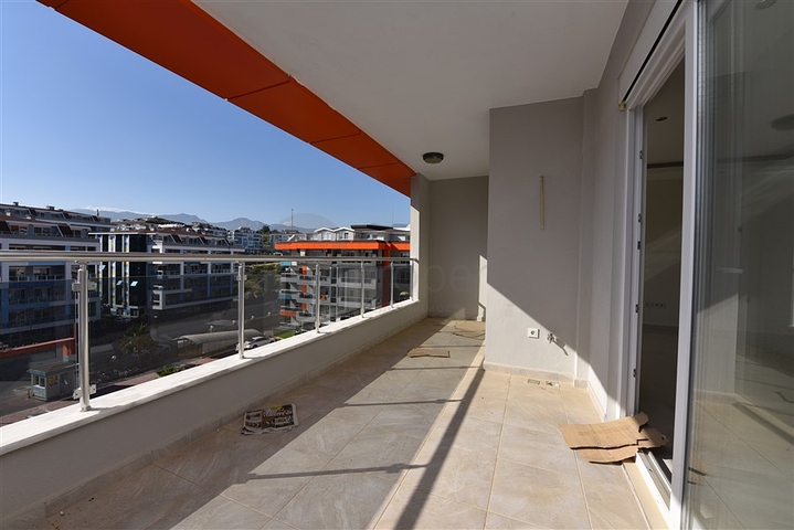 دوبلكس باطلالة بحرية ضمن مجمع حديث في منطقة كاستل الهادئة 