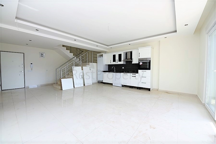 دوبلكس باطلالة بحرية ضمن مجمع حديث في منطقة كاستل الهادئة 