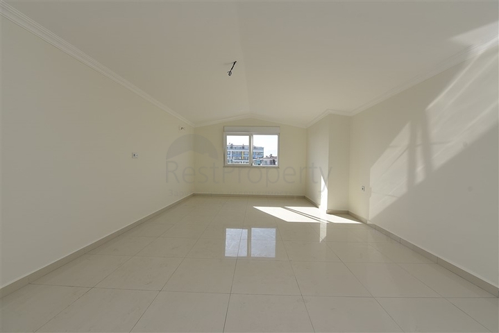 دوبلكس باطلالة بحرية ضمن مجمع حديث في منطقة كاستل الهادئة 