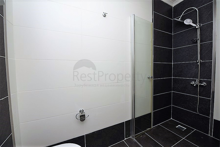 دوبلكس باطلالة بحرية ضمن مجمع حديث في منطقة كاستل الهادئة 