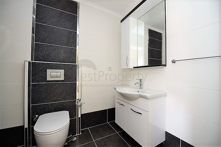 دوبلكس باطلالة بحرية ضمن مجمع حديث في منطقة كاستل الهادئة 