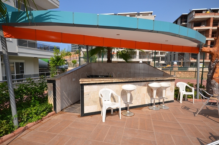 دوبلكس باطلالة بحرية ضمن مجمع حديث في منطقة كاستل الهادئة 