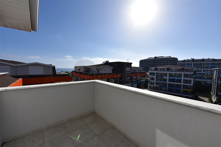 دوبلكس باطلالة بحرية ضمن مجمع حديث في منطقة كاستل الهادئة 