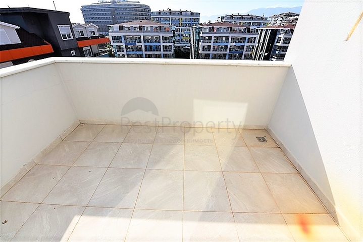 دوبلكس باطلالة بحرية ضمن مجمع حديث في منطقة كاستل الهادئة 