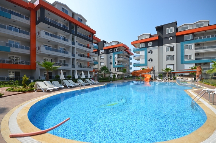 دوبلكس باطلالة بحرية ضمن مجمع حديث في منطقة كاستل الهادئة 