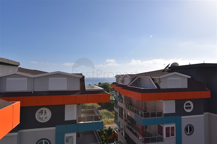 دوبلكس باطلالة بحرية ضمن مجمع حديث في منطقة كاستل الهادئة 