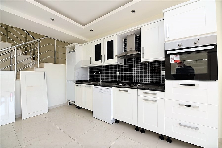 دوبلكس باطلالة بحرية ضمن مجمع حديث في منطقة كاستل الهادئة 