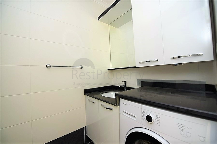 دوبلكس باطلالة بحرية ضمن مجمع حديث في منطقة كاستل الهادئة 